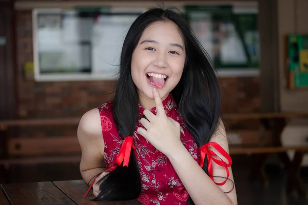 Portrét Thajské Teen Krásné Dívky Čínských Šatech Relaxovat Usmívat — Stock fotografie