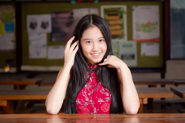 Retrato Tailandês Adolescente Linda Menina Vestido Chinês Relaxar Sorrir — Fotografia de Stock