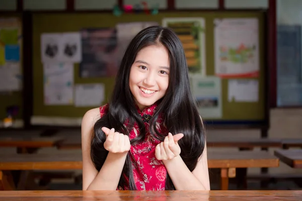 Retrato Tailandés Adolescente Hermosa Chica Vestido Chino Relajarse Sonreír —  Fotos de Stock