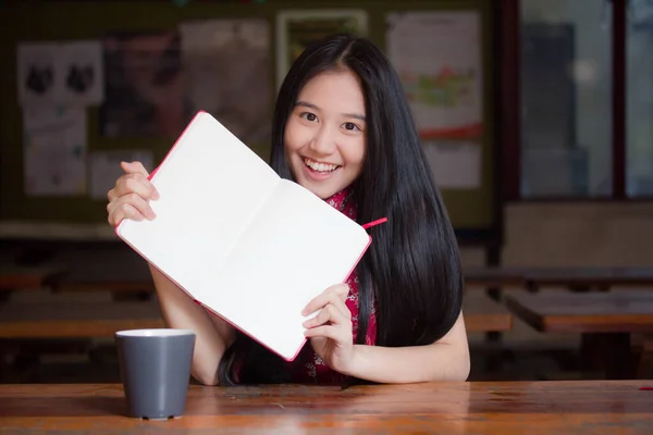 Porträtt Thai Tonåring Vacker Flicka Kinesisk Klänning Läsa Bok — Stockfoto