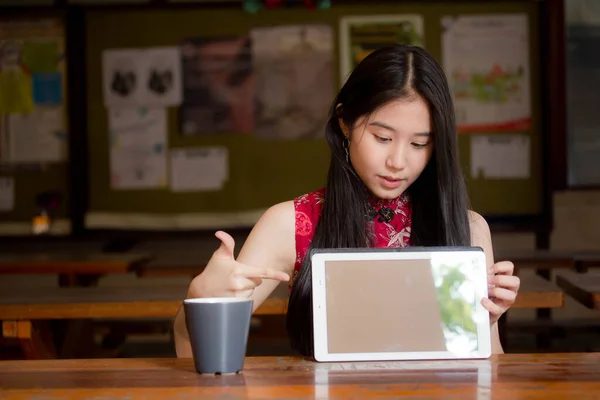 Retrato Tailandés Adolescente Hermosa Chica Vestido Chino Usando Tableta — Foto de Stock