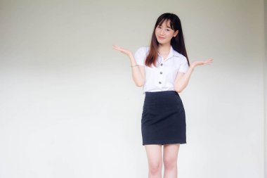 Taylandlı yetişkin öğrenci üniforması portresi. Güzel kız rahatla ve gülümse.