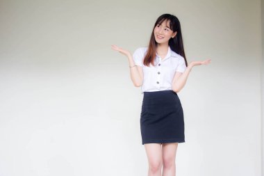 Taylandlı yetişkin öğrenci üniforması portresi. Güzel kız rahatla ve gülümse.