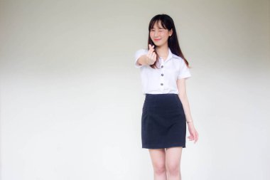 Taylandlı yetişkin öğrenci üniforması portresi. Güzel bir kız kalbini verir.