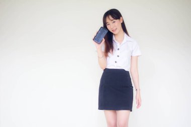 Taylandlı yetişkin öğrenci üniforması portresi. Güzel kız akıllı telefonunu göster.