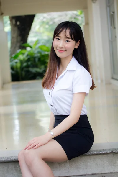 Retrato Tailandês Adulto Estudante Universidade Uniforme Bela Menina Relaxar Sorrir — Fotografia de Stock