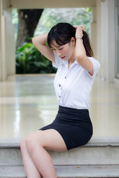 Portrait Thai Adulte Étudiant Université Uniforme Belle Fille Détendre Sourire — Photo