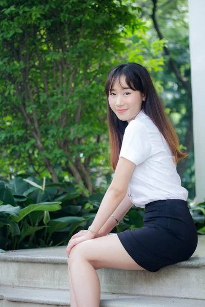 Retrato Tailandês Adulto Estudante Universidade Uniforme Bela Menina Relaxar Sorrir — Fotografia de Stock