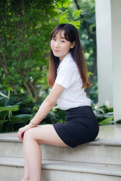 Retrato Tailandês Adulto Estudante Universidade Uniforme Bela Menina Relaxar Sorrir — Fotografia de Stock