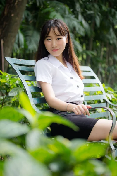 Retrato Tailandés Estudiante Adulto Universidad Uniforme Hermosa Chica Relajarse Sonreír — Foto de Stock