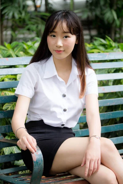 Retrato Tailandês Adulto Estudante Universidade Uniforme Bela Menina Relaxar Sorrir — Fotografia de Stock