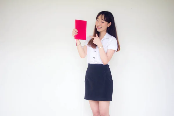 泰族成人大学生校服的肖像美女读红皮书 — 图库照片