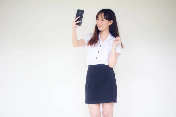 タイのポートレート大人学生大学制服美しいです女の子使用して彼女のスマートフォンSelfie — ストック写真