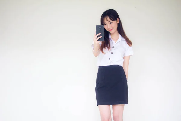 Portrét Thajské Dospělé Vysokoškolské Uniformy Krásná Dívka Pomocí Svého Chytrého — Stock fotografie