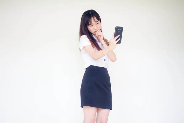 タイのポートレート大人学生大学制服美しいです女の子使用して彼女のスマートフォンSelfie — ストック写真