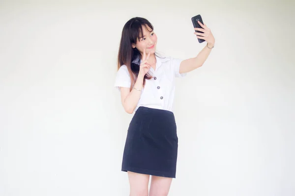 Retrato Tailandés Estudiante Adulto Universidad Uniforme Hermosa Chica Usando Teléfono — Foto de Stock