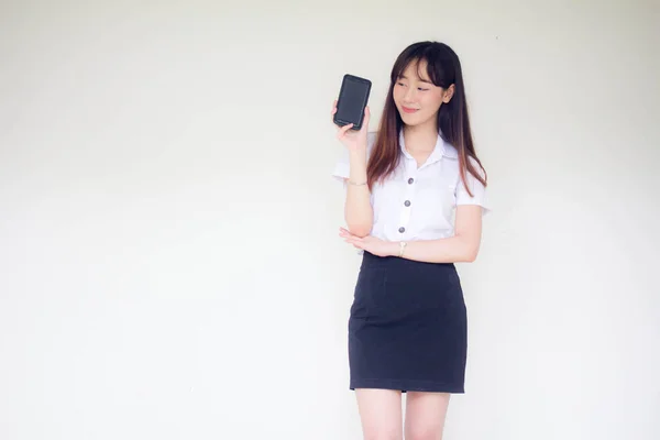 タイのポートレート大人学生大学制服美しいです女の子ショー彼女のスマートフォン — ストック写真