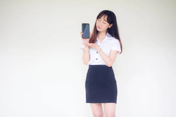 タイのポートレート大人学生大学制服美しいです女の子ショー彼女のスマートフォン — ストック写真