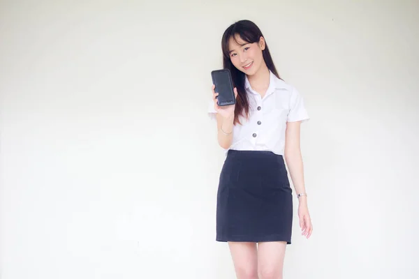 泰国人成人大学生制服的肖像美女展示了她的智能手机 — 图库照片