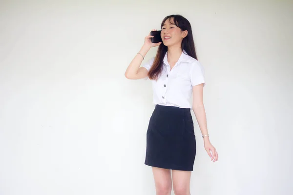 タイの肖像大人学生大学制服美しいです女の子と呼ばれるスマートフォン — ストック写真