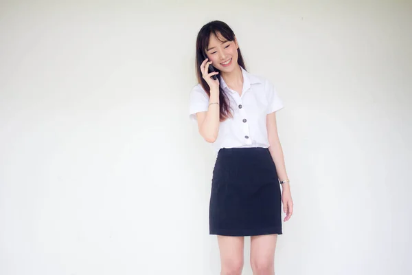 Retrato Tailandês Adulto Estudante Universidade Uniforme Bela Menina Chamando Telefone — Fotografia de Stock