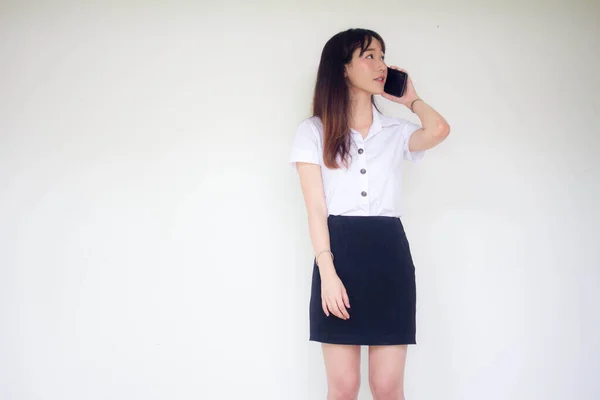 Retrato Tailandês Adulto Estudante Universidade Uniforme Bela Menina Chamando Telefone — Fotografia de Stock