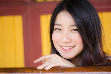 Tayland portresi yetişkin güzel kız beyaz gömlek mavi kot rahatla ve gülümse