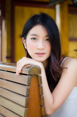 Tayland portresi yetişkin güzel kız beyaz gömlek mavi kot rahatla ve gülümse