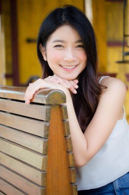 Tayland portresi yetişkin güzel kız beyaz gömlek mavi kot rahatla ve gülümse