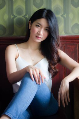 Tayland portresi yetişkin güzel kız beyaz gömlek mavi kot rahatla ve gülümse