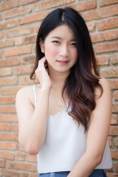 泰国人的画像中国成年人的画像漂亮女孩白衬衫蓝牛仔裤放松微笑 — 图库照片