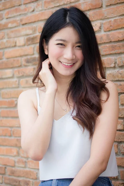 Retrato Tailandés China Adulto Hermosa Niña Camisa Blanca Vaqueros Azules — Foto de Stock