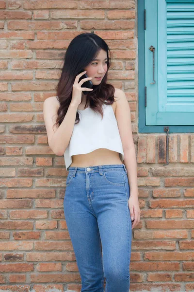 Portrét Thajského Porcelánu Dospělý Krásná Dívka Bílá Košile Modré Džíny — Stock fotografie