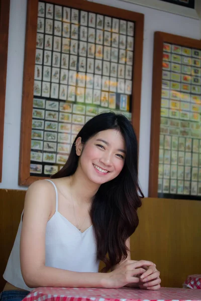 Portret Tajskiej Porcelany Dorosła Piękna Dziewczyna Biała Koszula Niebieskie Dżinsy — Zdjęcie stockowe