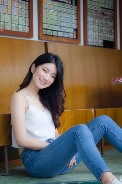 Retrato Tailandés China Adulto Hermosa Niña Camisa Blanca Vaqueros Azules — Foto de Stock