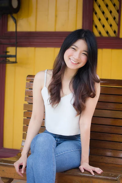 Porträtt Thai Porslin Vuxen Vacker Flicka Vit Skjorta Blå Jeans — Stockfoto