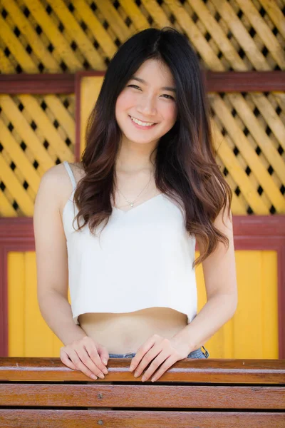 Retrato Tailandés China Adulto Hermosa Niña Camisa Blanca Vaqueros Azules —  Fotos de Stock