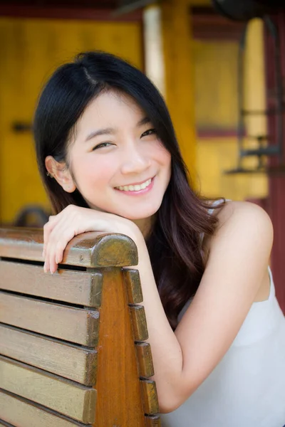 泰国人的画像中国成年人的画像漂亮女孩白衬衫蓝牛仔裤放松微笑 — 图库照片