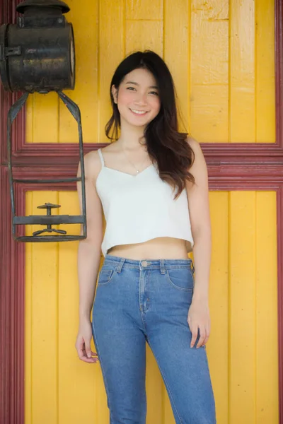 Retrato Tailandés China Adulto Hermosa Niña Camisa Blanca Vaqueros Azules — Foto de Stock