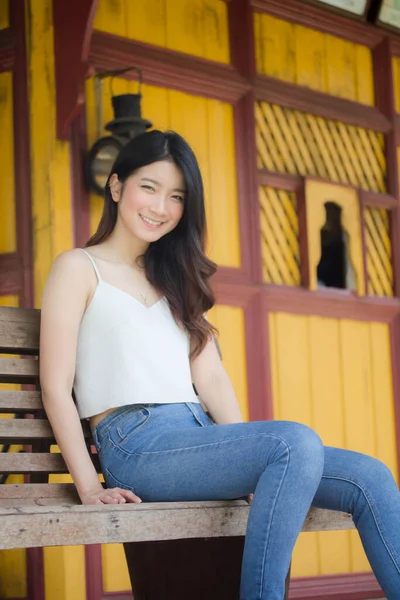 Retrato Tailandês China Adulto Linda Menina Camisa Branca Jeans Azul — Fotografia de Stock