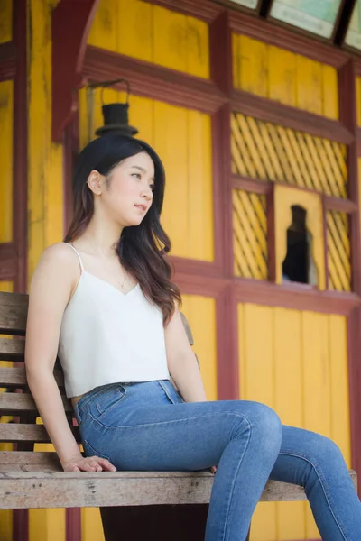 Retrato Tailandés China Adulto Hermosa Niña Camisa Blanca Vaqueros Azules — Foto de Stock