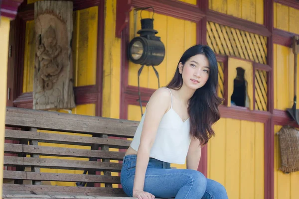 Retrato Tailandês China Adulto Linda Menina Camisa Branca Jeans Azul — Fotografia de Stock