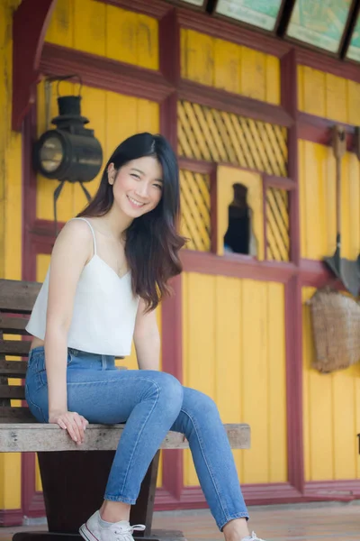 Retrato Tailandés China Adulto Hermosa Niña Camisa Blanca Vaqueros Azules — Foto de Stock