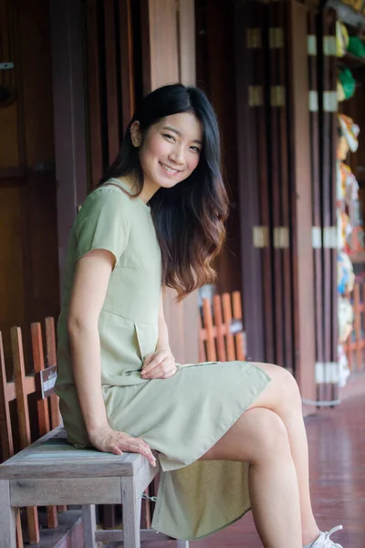 Portret Tajskiej Porcelany Dorosła Piękna Dziewczyna Zielona Sukienka Niebieskie Dżinsy — Zdjęcie stockowe