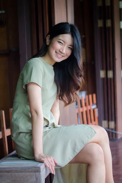 Portret Tajskiej Porcelany Dorosła Piękna Dziewczyna Zielona Sukienka Niebieskie Dżinsy — Zdjęcie stockowe