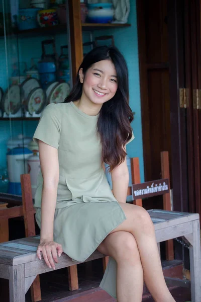 Portret Van Thai China Volwassene Mooi Meisje Groene Jurk Blauw — Stockfoto