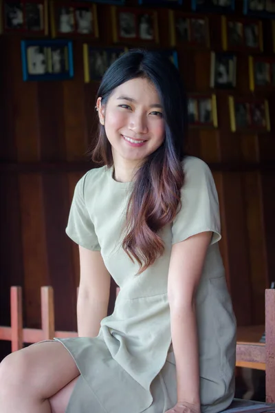 泰国人的画像 中国成年人的画像 美丽的女孩 绿色衣服 蓝色牛仔裤 放松微笑 — 图库照片