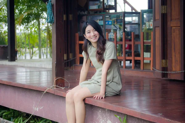 泰国人的画像 中国成年人的画像 美丽的女孩 绿色衣服 蓝色牛仔裤 放松微笑 — 图库照片