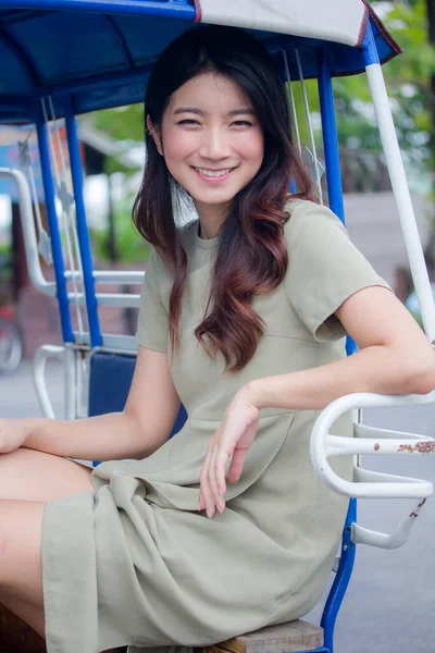 Retrato Tailandês China Adulto Linda Menina Verde Vestido Azul Jeans — Fotografia de Stock