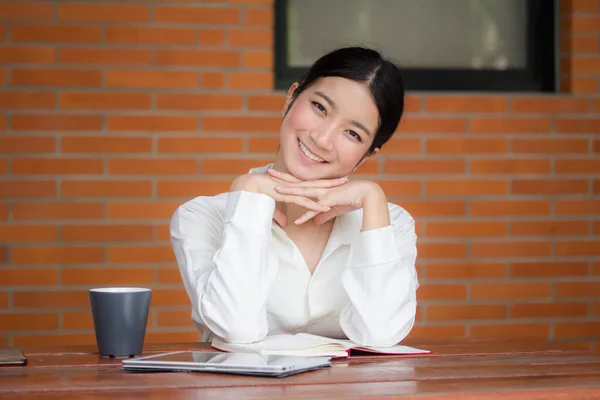 タイ中国大人オフィス女の子白いシャツ赤いスカートリラックスして笑顔 — ストック写真